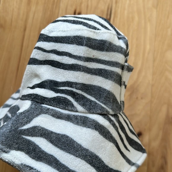 Lack of Color Zebra Wave Bucket Hat - Picture 5 of 6